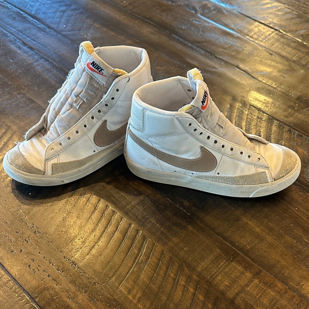 Nike Sneakers in Cream and Tan